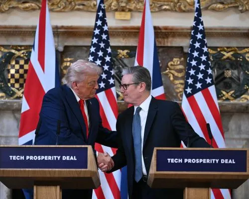 Trump Turns Fire on Putin and Praises UK in Press Conference with Starmer